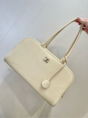 CHANEL Cream Leather Dual-Handle Shoulder Bag